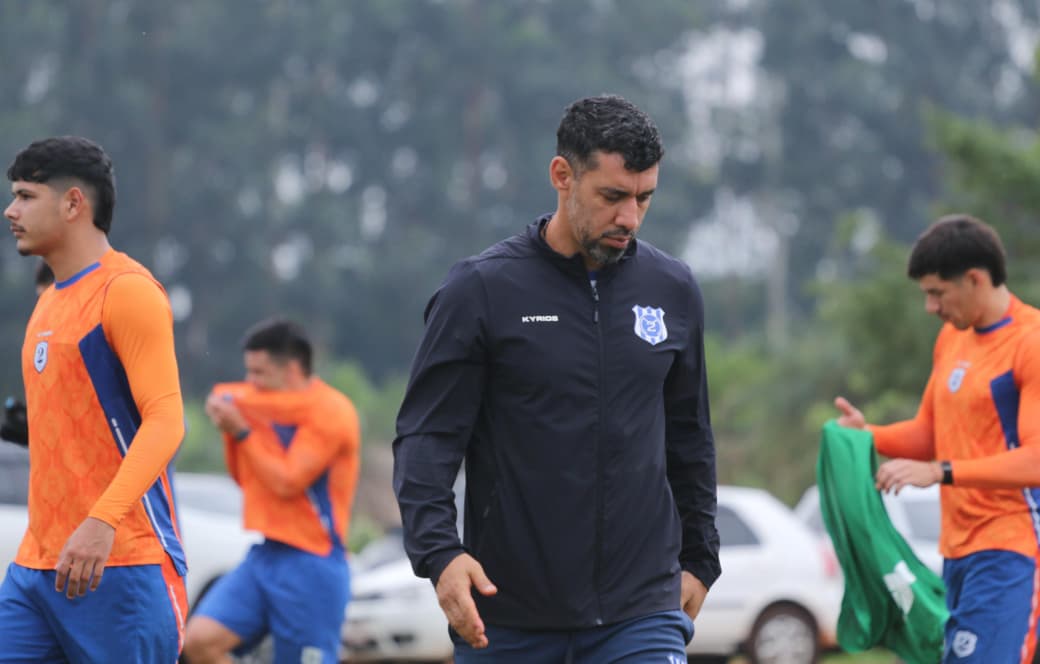 Integrante da equipe do 2 de Mayo caminha entre jogadores durante treino