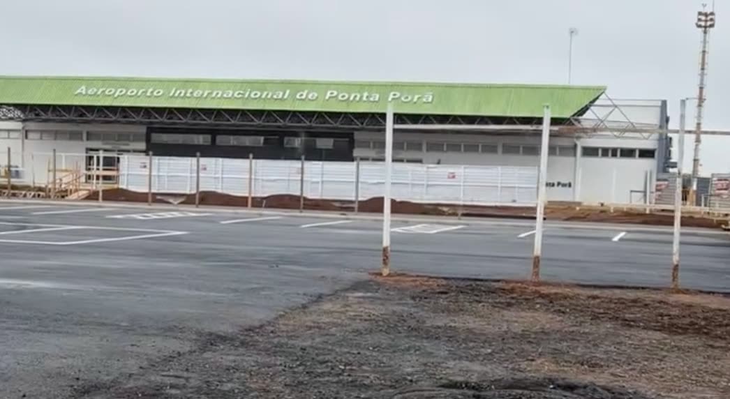 Fachada de la terminal del Aeropuerto Internacional de Ponta Porã, con el letrero sobre el techo verde
