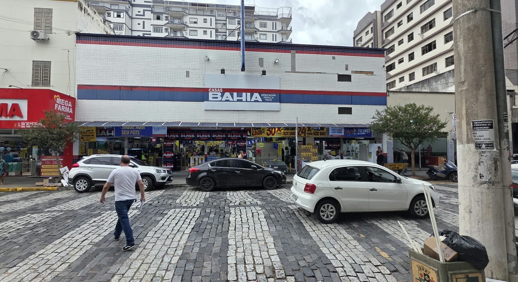 Fachada de uma loja da rede Casas Bahia, com letreiro e vitrines na calçada