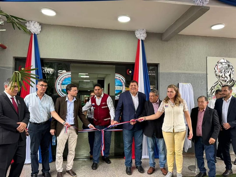 Grupo de pessoas cortando a fita na inauguração do centro de especialidades