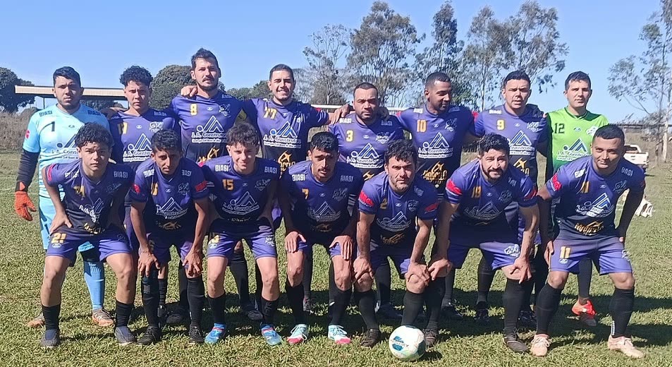 Time Metal Soldas posado em duas fileiras no gramado, de uniforme roxo, antes da partida