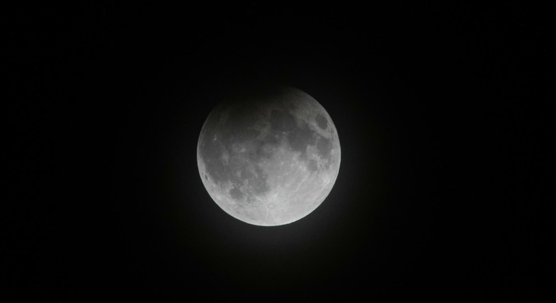 Lua parcialmente encoberta pela sombra da Terra durante um eclipse lunar anterior