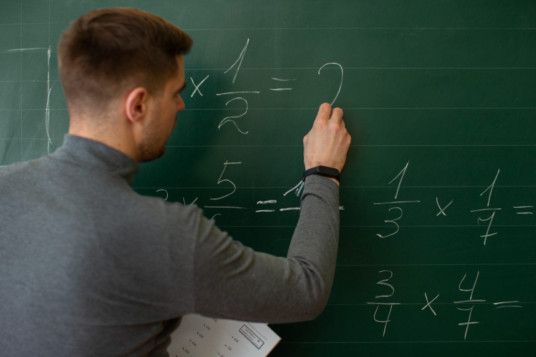 Aprendizagem de Matemática no 5º ano mais que triplica em 20 anos, mas segue travada no ensino médio