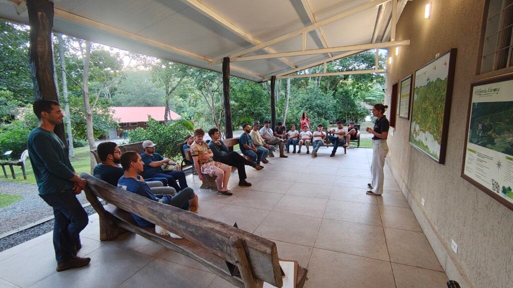 Empleados y visitantes reunidos en una capacitación sobre el sistema de gestión de residuos, en el área de recepción de la Estância Mimosa, en Bonito