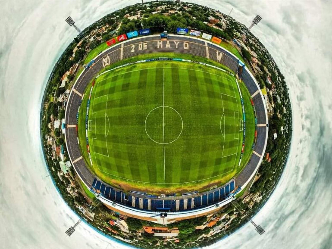 Vista aérea do Estádio Río Parapití, do 2 de Mayo, em Pedro Juan Caballero