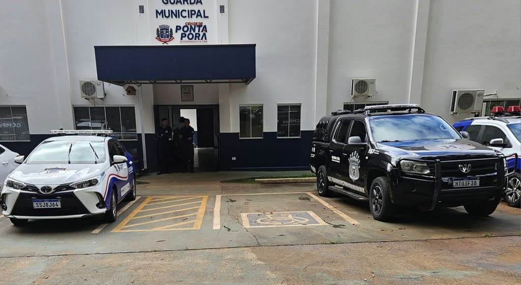 Fachada da sede da Guarda Municipal de Ponta Porã, com duas viaturas estacionadas em frente