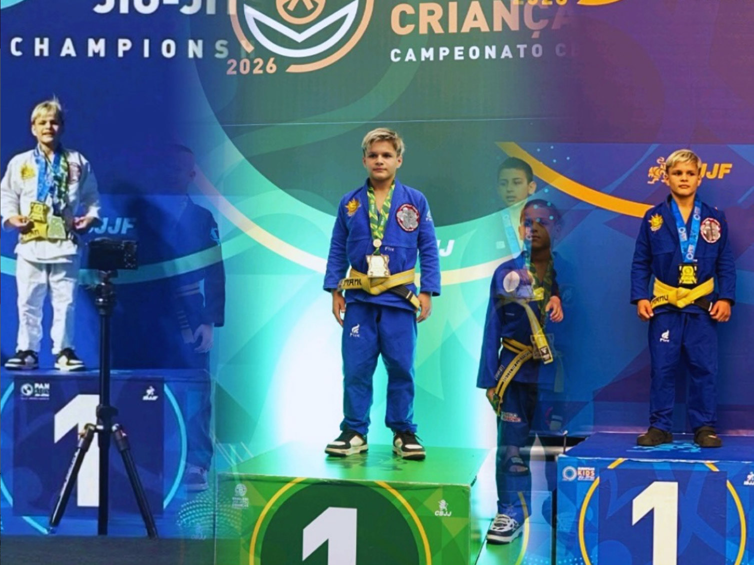 Montagem com o mesmo atleta de quimono no degrau mais alto do pódio em quatro campeonatos de jiu-jitsu
