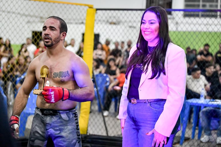 Mestre da fronteira passa de 130 combates e é homenageado por trajetória nas artes marciais