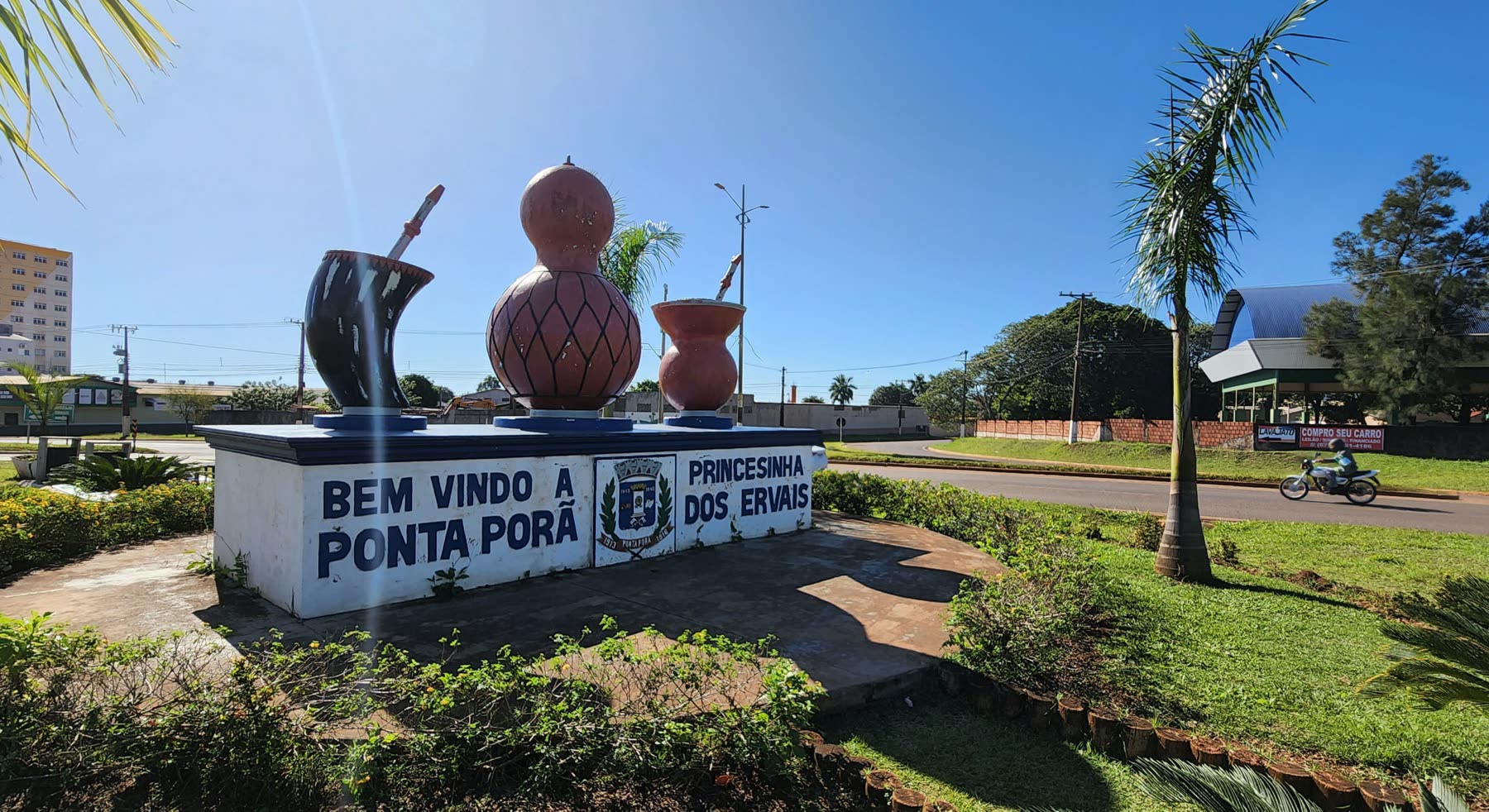 Monumento de la entrada de Ponta Porã, con guampa, mate y porongo sobre la base escrita Bem-vindo à Ponta Porã, Princesinha dos Ervais