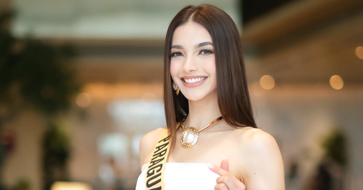 Micaela Viveros sonriendo, con blusa blanca strapless, collar dorado y la banda con el nombre Paraguay