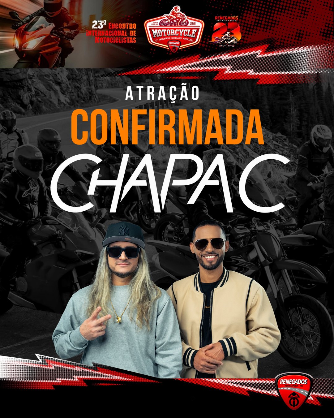 Arte de atração confirmada do Motorcycle 2026 com os dois integrantes do Chapa C à frente de motociclistas, um de boné e cabelo comprido e outro de óculos escuros e jaqueta bege