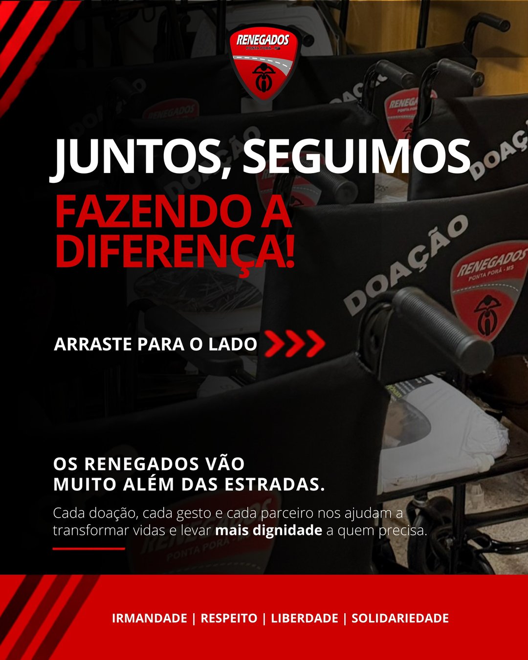 Cadeiras de rodas enfileiradas com adesivos de doação e o escudo do Renegados, sob o letreiro Juntos, seguimos fazendo a diferença