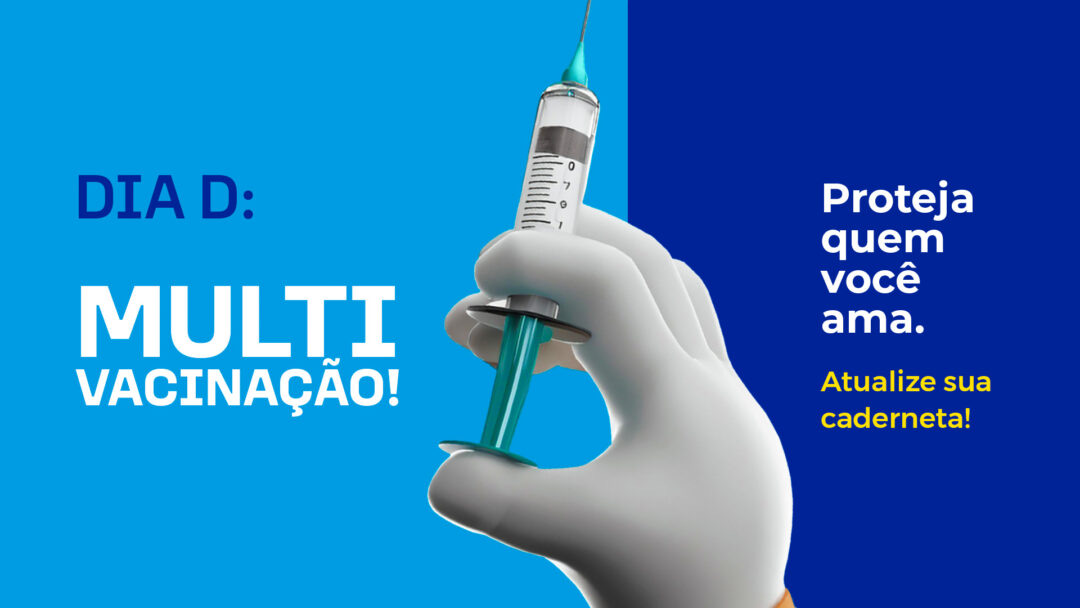 Arte de campanha de multivacinação: uma mão com luva segura uma seringa, ao lado dos dizeres Dia D Multivacinação e Atualize sua caderneta