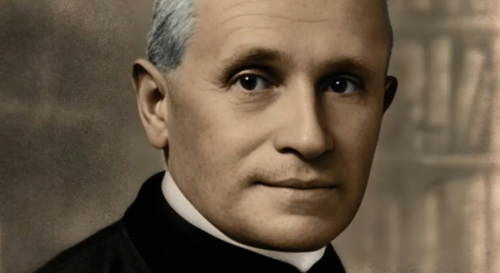 Retrato del Padre João Crippa, sacerdote salesiano, con sotana oscura y alzacuello blanco.