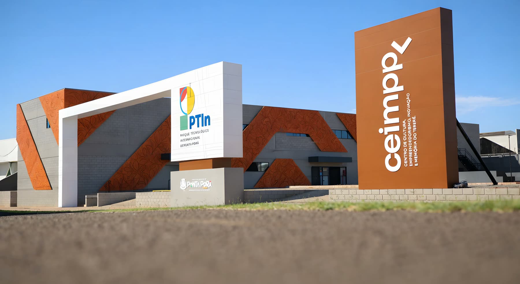 Fachada do Parque Tecnológico Internacional de Ponta Porã, com o totem do ceimpp ao lado