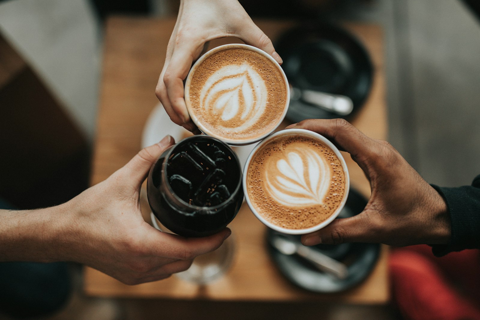 Mesa de café da manhã com livros