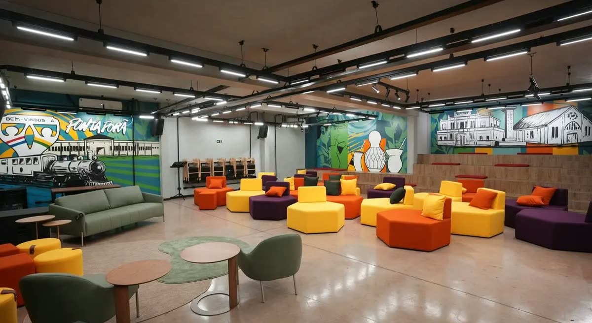 Sala de convivencia del PTIn, con sillones de colores y un mural con el dibujo de una locomotora
