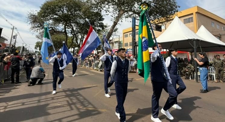 Desfile cívico-militar de 7 de Setembro em Ponta Porã, com formações militares e público acompanhando pela Avenida Brasil, em edição anterior