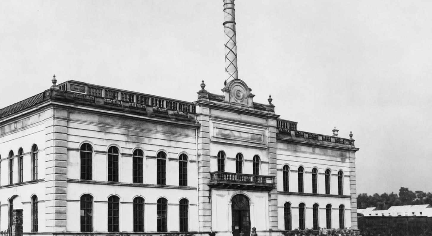 Foto histórica em preto e branco do prédio que sediou o governo do Território Federal de Ponta Porã, com janelas em arco e uma chaminé alta ao centro.