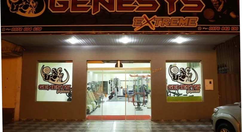 Fachada con el letrero Genesys Extreme en naranja, puertas de vidrio y el logotipo aplicado en las vidrieras