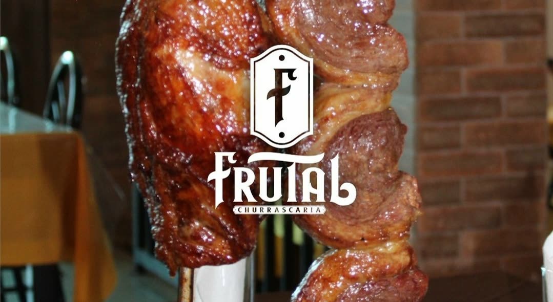 Espeto de carne asada en primer plano, con el logotipo de la Churrascaria Frutal aplicado sobre la imagen