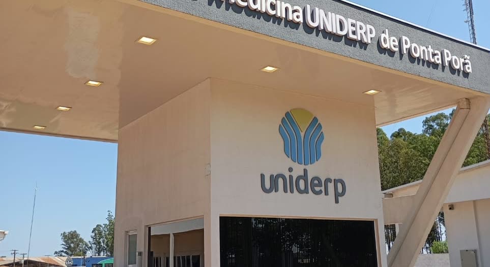 Marquesina de la entrada con la leyenda Medicina UNIDERP de Ponta Porã y el logotipo de la institución en la pared
